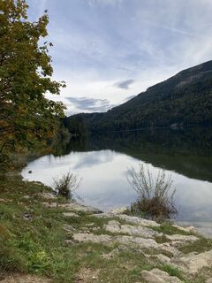 Foto von Klangschalen entlang der Tour