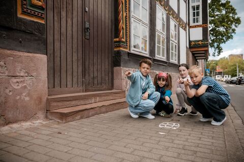 Kinder untersuchen Kreidemarkierung