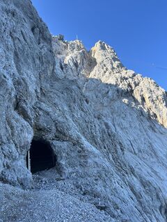 Die markante Rampe am Ende der Tunnel: Beginn der eigentlichen Klettertour