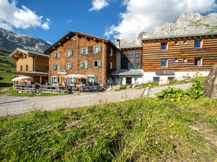 Berghaus Sulzfluh in Partnun im Sommer