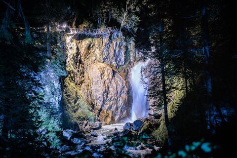 Visuelle Höhepunkte sind jedoch unzweifelhaft die beleuchteten, grandiosen Wasserfälle der Schlucht.