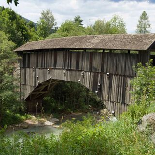 Überdachte Holzbrücke