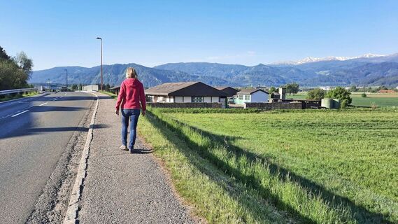 Am Gehsteig entlang zum Bergbaumuseum