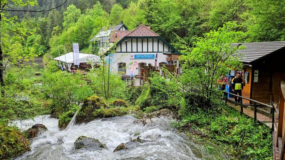 Kasse mit Gasthaus Myrastubn