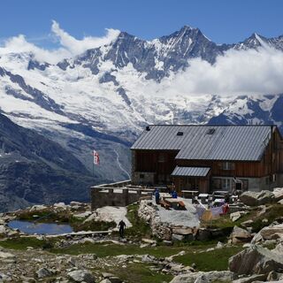 Das Ziel: Almagellerhütte mit Mischabelkette im Hintergrund