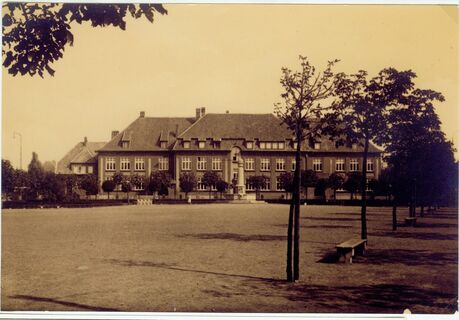 Ehemalige Barbaraschule am deMontplanetplatz um 1919