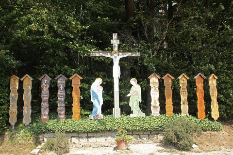 Totenbretter am Wegesrand