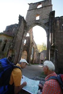 Wanderer vor der Klosterruine Allerheiligen