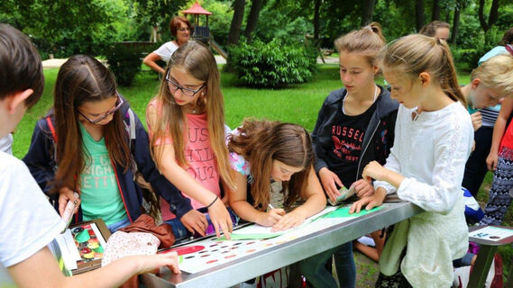 Kinder an der Rätselstation im Stadtpark (c )Pro Witzenhausen GmbH