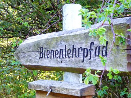 Wegweiser Bienenlehrpfad