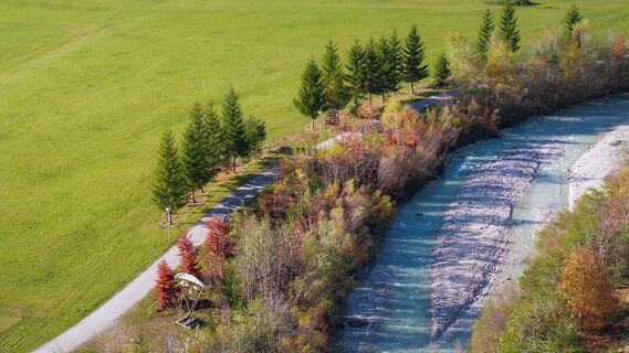 Leutascher Ache im Herbst - Drohnenaufnahme mit Weg neben dem Fluss.jpg