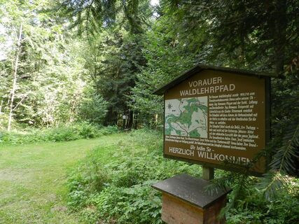 Über 60 Lehrtafeln informieren über das Thema "Leben im Wald".