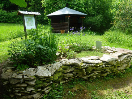 Schutzhütte mit Kräuterbeet