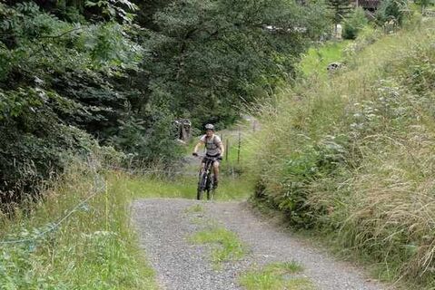 Traverse auf dem Waldweg Richtung Unter Valzeina
