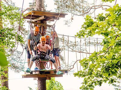 Familie im Kletterpark Geier
