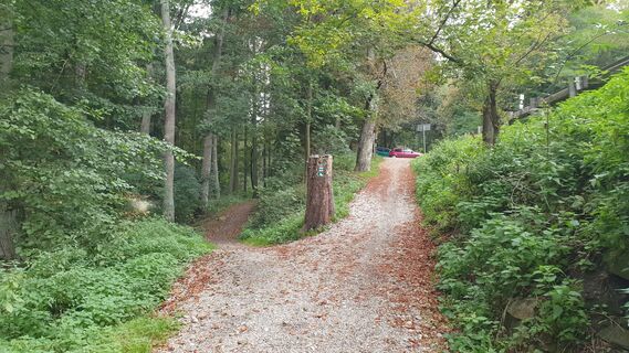 Rechts zur Straße und Schleife fahren