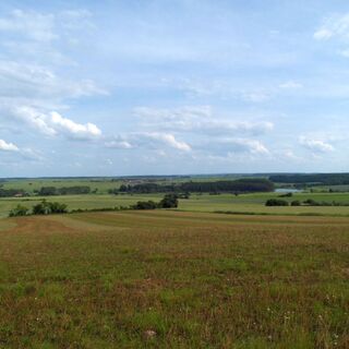 Blick vom Weg zurück nach Schwickershausen auf Stausee und Umgebung