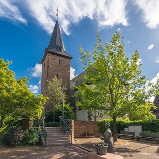 Marienkirche mit Skulptur Grünesputschefrau im Vordergrund