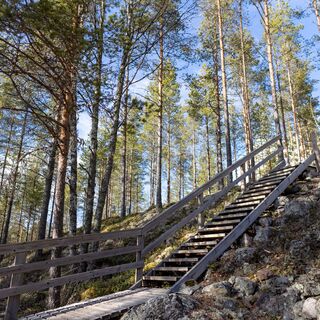Treppe zur Spitze der Klippe