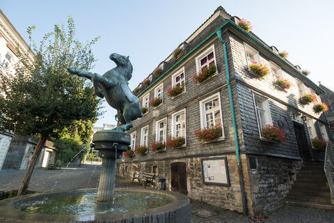 Pferdebrunnen und Stadtgeschichtshaus in Mettmann