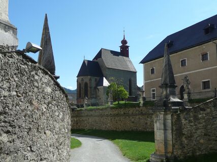 vorbei an alten Nebenkirchen