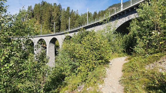 Unter dem Viadukt durch