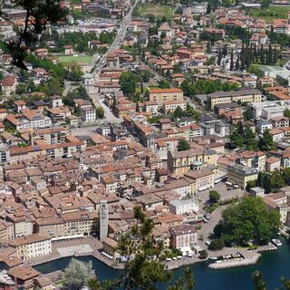 Die Stadt Riva vom Aussichtspunkt aus gesehen