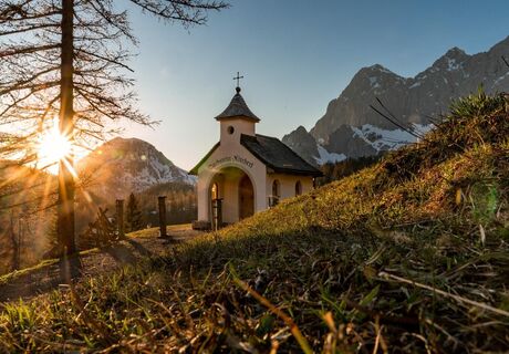 Dachsteinkircherl bei Sonnenuntergang