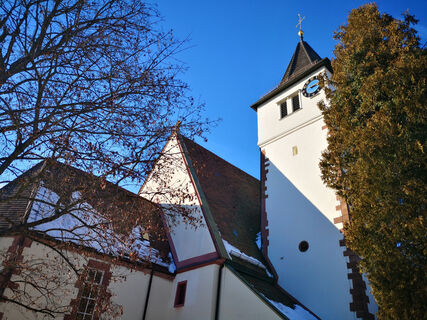 Blick hoch zum Turm der Kirche in Haiterbach