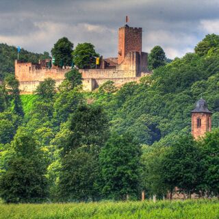 Nikolauskapelle in Klingenmünster mit Burg Landeck