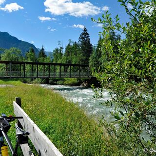 Blauschimmernd begleitet uns für lange Zeit der kühle Möllfluss. Hier kurz vor Großkirchheim.