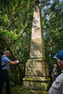 Obelisk im Waldpark Riede