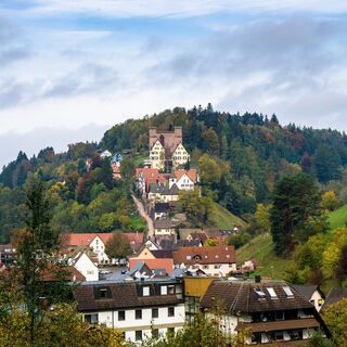 Das Städtchen Berneck mit seiner markanten Burg und der Schildmauer