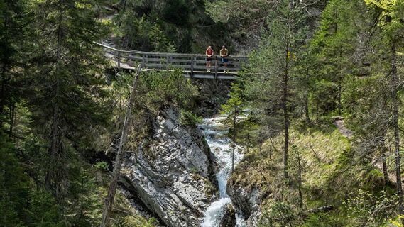 Holzbrücke über die Gleirschklamm
