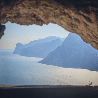 Blick auf den Gardasee von den Schützengräben des Monte Corno