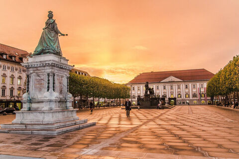 Neuer Platz mit Blick auf das Rathaus, Foto: Pixelpoint/Handler