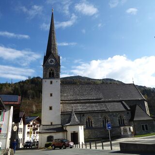 Nach dem Kirchenbrand 1867 wurde die Kirche in Bruck im neugotischen Stil wieder aufgebaut.