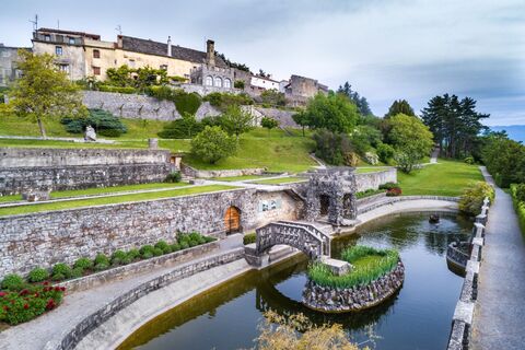 Ein Teil des von Fabiani entworfenen Wasserversorgungssystems im Ferrari-Garten ist ein Auffangbecken für überschüssiges Wasser.