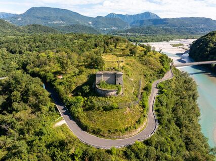 Überblick über den Col Pion mit Blick auf das Deutsche Ossarium und die Brücke von Pinzano