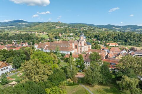 Schlosspark Pöllau_Blick auf Kirche_Oststeiermark