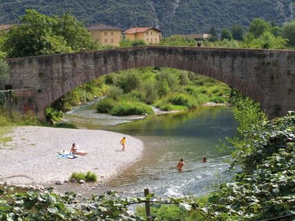 Der kleine Strand unter der "römischen Brücke" in Ceniga