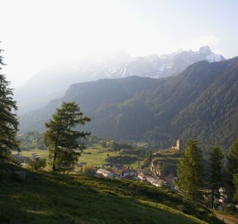 Oberhalb von Ardez mit Blick auf die Ruine Steinsberg.