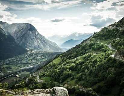 Blick auf den Illgraben und das Dorf Susten