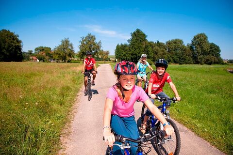 Familienausflug am Römerradweg (c) Innviertel Tourismus Erber