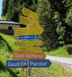 GaudiGolf besteht aus dem blauen und orangen Parcours