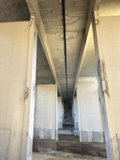 Unter der (unlängst offenbar 'geflickten') Autobahnbrücke durch