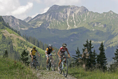 Bikergruppe im Tannheiemr Tal