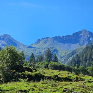 Atemberaubende Bergidylle im Sonnenschein
