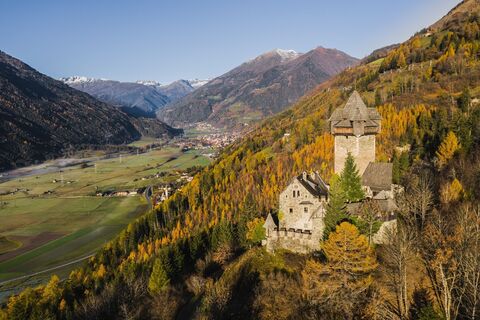 Burg Falkenstein mit Blick ins Mölltal