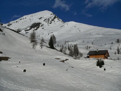 Unteralmhütte mit Scharnikgipfel